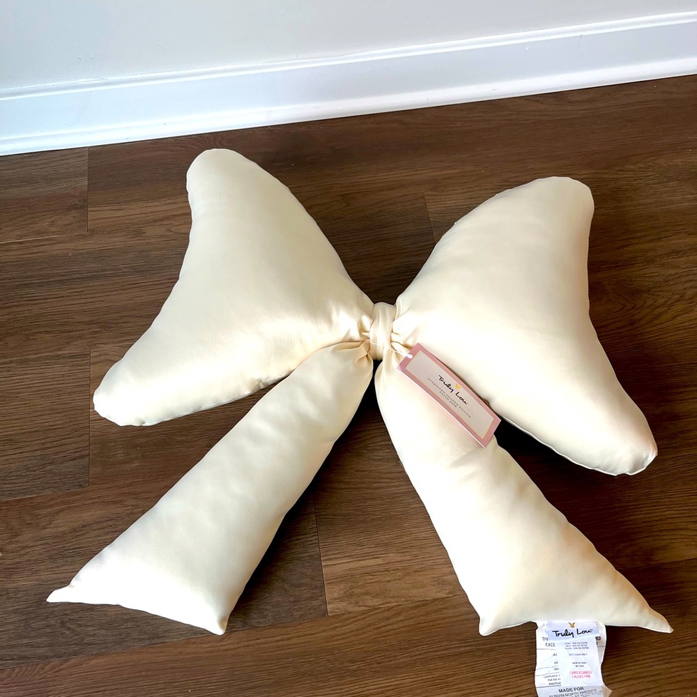 Truly Lou Oversized Satin Ivory Bow
Pillow Decor$50